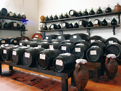 Barriles expuestos en las industrias Giacobazzi