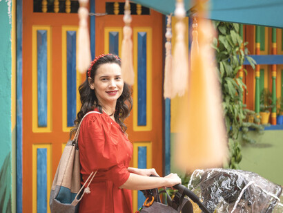 Joven madre pasea por las calles de Cartagena, Colombia