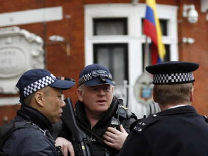 La polizia prima dell'arresto di Julian Assange