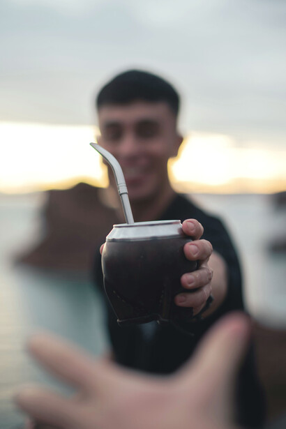 Compartir un mate es ofrecer tiempo y confianza, un gesto simple que transforma una bebida amarga en un acto de encuentro humano