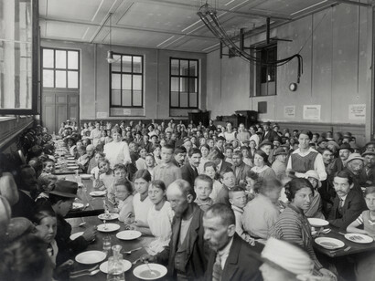 Mense per persone bisognose a Basilea e in altre città. Nell’ultimo anno di guerra oltre un quarto della popolazione dei centri urbani dipende dagli aiuti alimentari dello Stato. 
