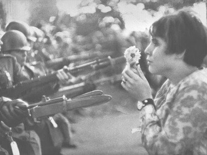 Jan Rose Kasmir, jovem ativista de 17 anos, se aproxima de uma formação de soldados da Guarda Nacional com uma flor em mãos, em um ato simbólico de paz e não-violência. Os ideais da geração baby boomer que fizera os protestos franceses de maio de 1968 pareciam vencer a batalha pela horizontalização da sociedade