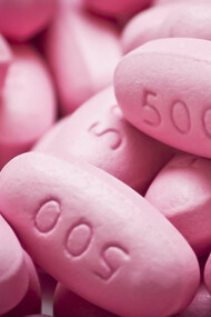 Las pastillas de su madre aún descansaban sobre su tocador