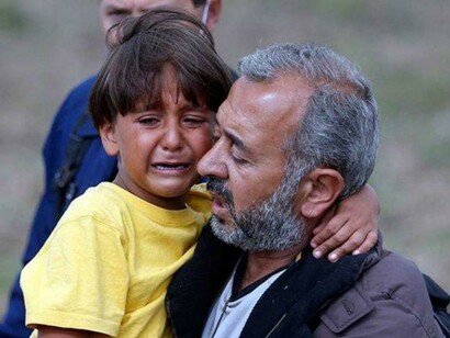 Un refugiado con su hijo