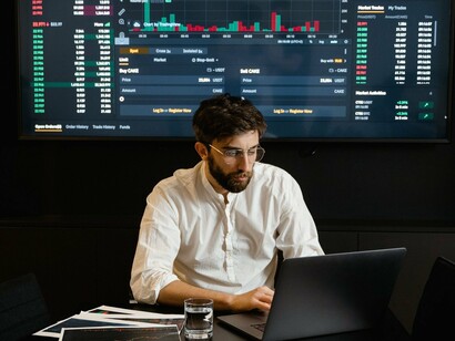 A trader focused on changing market trends, symbolizing index-driven investing