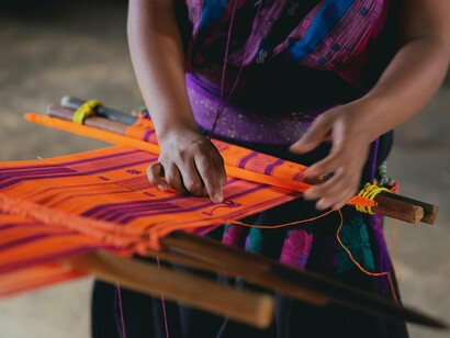 Como artista plástica e estilista, sempre senti nos tecidos uma forma de linguagem. Um tecido não é apenas uma superfície: ele carrega tempo, toque, memória. E a moda latino-americana sabe fazer disso poesia