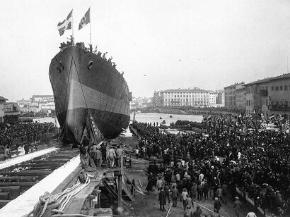 L'incrociatore corazzato Georgios Averof,  formalmente ancora di ruolo dopo 110 anni di servizio quasi ininterrotto