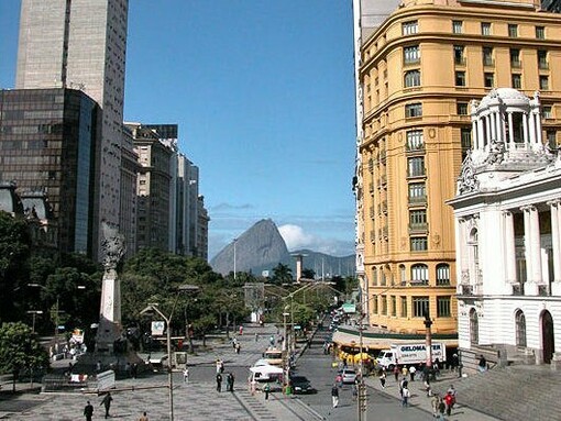A paisagem da Cinelândia revela a convivência entre a praça, seus monumentos e as construções que formaram o novo centro do Rio de Janeiro. Ao longo do tempo, o espaço deixou de ser apenas resultado das reformas urbanas para se tornar também palco de manifestações culturais e políticas