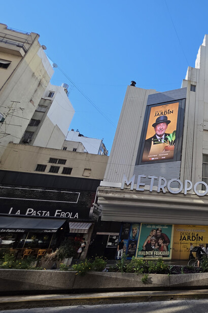 Marcos Carnevale nos acerca esta gran historia en una versión teatral adaptada de la película de 1979 de Hal Ashby, protagonizada por Peter Sellers. La obra es la primera adaptación teatral de la célebre novela de Jerzy Kosinski. Teatro Metropolitan, calle Corrientes, Buenos Aires, Argentina