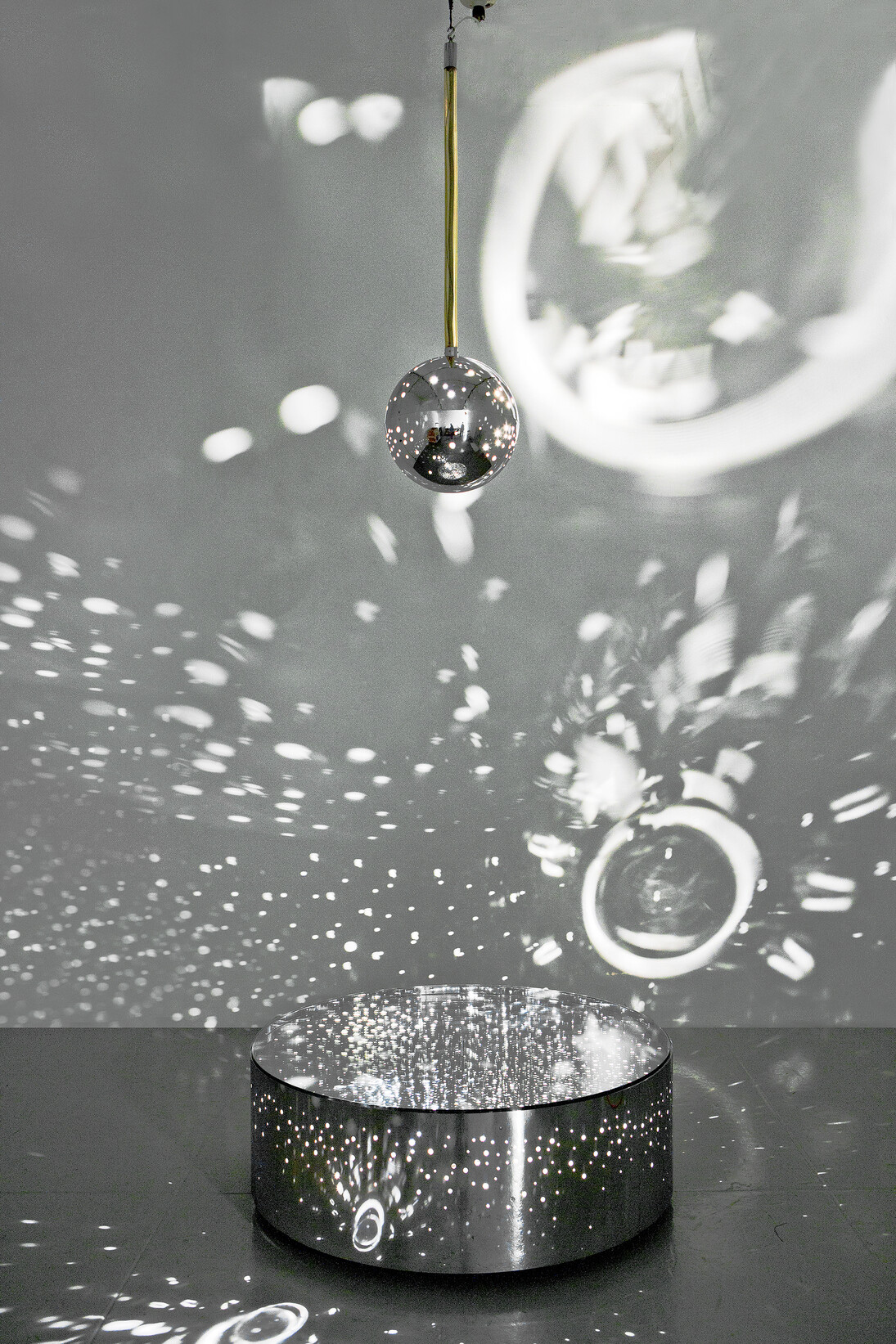 Otto Piene, Light Ballet (Light Satellite) (top) and Light Ballet (Light Drum), 1969, Chrome, glass, and light bulbs, sphere diameter: 38 cm; drum height: 45.7 cm, diameter: 124.5 cm, Moeller Fine Art, New York, © Otto Piene. Photo: Courtesy Moeller Fine Art, New York