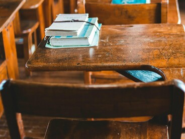 São atas de reuniões de conselho de turma que exigem pormenores literários, relatórios de autoavaliação, grelhas de monitorização de competências. Este trabalho invisível, que consome as chamadas "horas não letivas" — e que transborda invariavelmente para o tempo pessoal, para as noites e para os fins de semana, retira ao professor a energia mental necessária para o que realmente importa: a preparação de aulas estimulantes e a inovação pedagógica