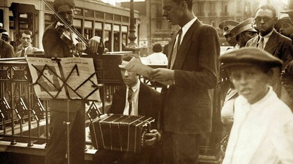 La historia gráfica de Buenos Aires: tango a la salida del subte