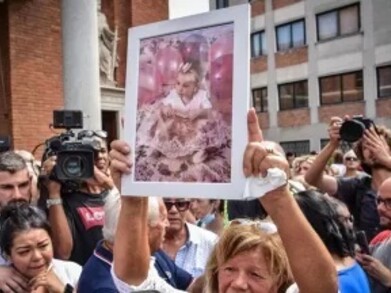 Milano. La nonna mostra la foto della piccola Diana Pifferi abbandonata per sei giorni sola in casa dalla madre Alessia Pifferi e morta di stenti durante i funerali