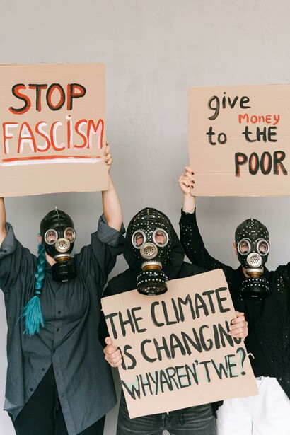 Las protestas en distintos países occidentales hoy se ven amplificadas por la tecnología, permitiendo que corrientes ideológicas influyan en la percepción pública y fomenten la polarización