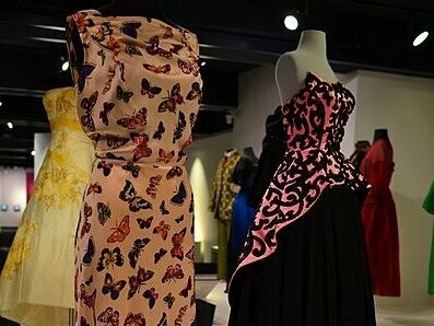Ao criar a Schiaparelli, Elsa acreditava que a moda deveria ser um campo de experimentação e foi isso o que fez com que a artista se conectasse tão profundamente ao movimento surrealista o que consequentemente, a levou a criar algumas das peças mais icônicas da história da moda, como o vestido de lagosta e o chapéu em forma de sapato, ambos concebidos em colaboração com Dalí
