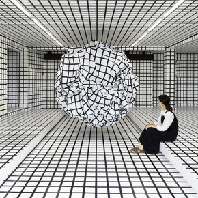 Esther Stocker, Perspectives of Longing, 2021, installazione, Echigo-Tsumari Art Triennale, Giappone-Courtesy the artist and the gallery