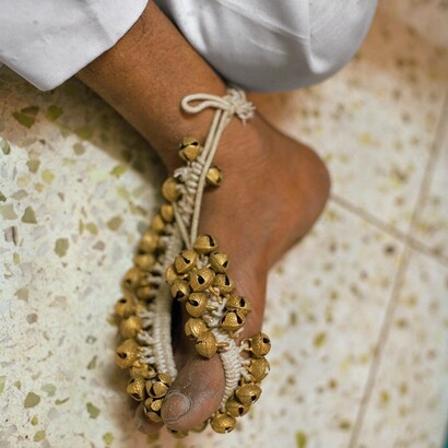 Patrick Faigenbaum, Le chanteur folk Saurav Moni chez lui avec son groupe, Dum Dum, Kolkata nord, juillet 2014, Tirage jet d’encre pigmentaire © Courtesy Patrick Faigenbaum et Galerie Nathalie Obadia, Paris/Bruxelles