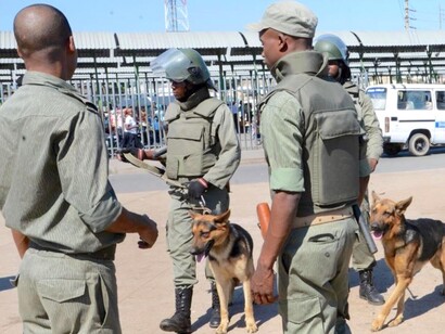 Polícia de Moçambique garante a segurança durante as eleições