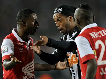 Ronaldinho discute con dos rivales del Independiente Santa Fe