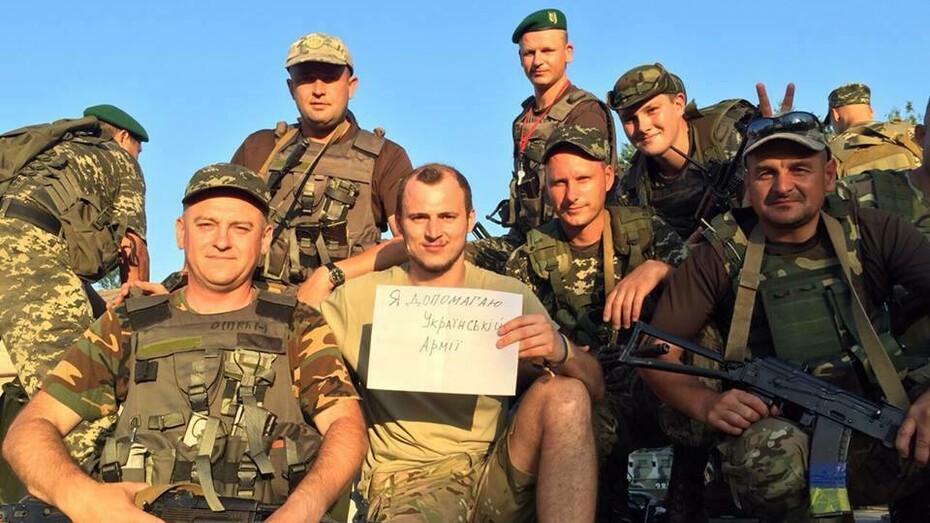 Roman Zozulya apoyando a las tropas ucranianas que combaten en el Donbass