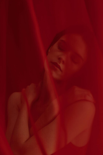 O arquétipo do amante explora a sedução e a identidade sexual, sendo utilizado em campanhas de cosméticos e fragrâncias para despertar desejos e aspirações profundas