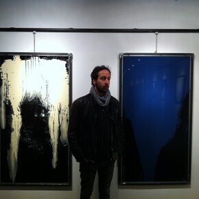 Stefano Frascarelli davanti a due lavori "senza titolo" cm 150x80 ciascuno, smalto su plexiglass
