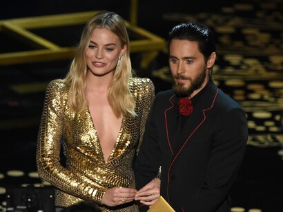 La actriz Margot Robbie con su acompañante en la ceremonia de los Oscar