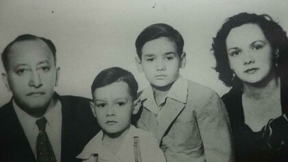 Miguel Ángel Asturias, su mujer y sus dos hijos