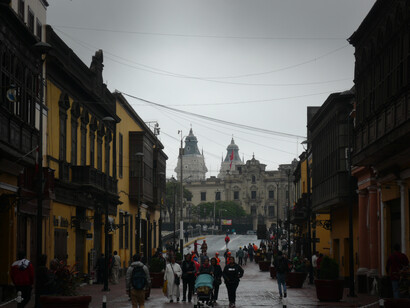 Lima, Perù. Una via del centro storico. Sullo sfondo, il palazzo presidenziale e le torri della cattedrale