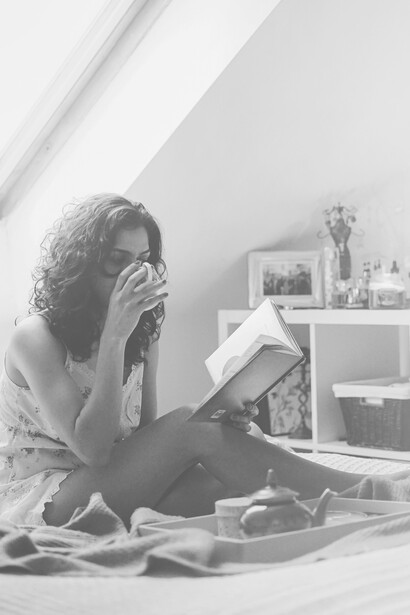 Leggere un libro sorseggiando una tazza di tè