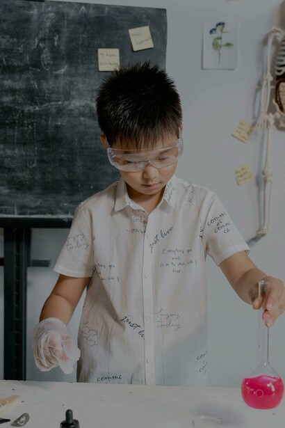 Um menino inteligente fazendo um experimento científico