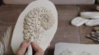 Tallado de brotes de helecho: cada ramita que coloco en la maceta está tallada con gran detalle. Los brotes jóvenes de helecho acumulan energía en su interior, preparándose para florecer en la próxima estación cálida