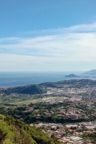 Il supervulcano dei Campi Flegrei è una vasta caldera situata a nord di Napoli, i cui limiti sono dati dalla collina di Posillipo, dalla collina dei Camaldoli, dal monte di Cuma e dal monte di Procida, nota per la sua attività vulcanica e sismica continua. Veduta dei Campi Flegrei dall'Eremo dei Camaldoli, Napoli, Italia