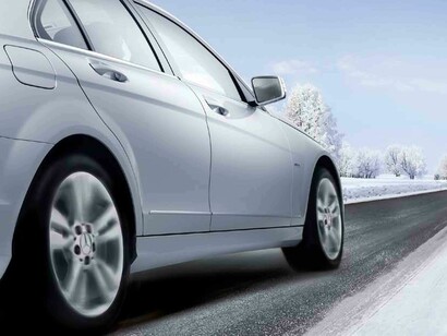 Conducir por una carretera con nieve