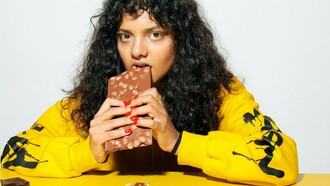 Mulher come barra de chocolate