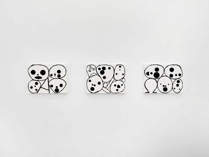 Mitja Tušek, Avec omega, pomme, haricot, cornichon, rien, bouteille, vue d'exposition. Avec l'aimable autorisation de Xippas