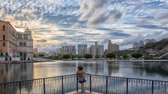 Macau, antiga colônia portuguesa na China. Victoria Harbour ficou para trás e apenas pequenas ilhas e a linha costeira iam pontuando o percurso curto até Macau