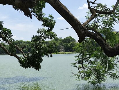 Framed by green waters and ancient trees, Turtle Tower honors the tale of Emperor Lê Lợi and the divine sword © Photo by Daniel Gauss