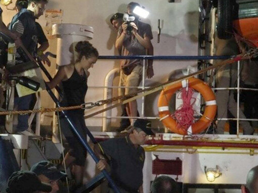 Carola Rakete scende dalla Sea Watch 3