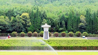 Túmulo de Qin Shi Huang Di, Xi'an, China. Localizado nas proximidades de Lishan, na atual província de Shaanxi, o mausoléu integra uma vasta necrópole imperial iniciada ainda durante o reinado do imperador, quando este tinha cerca de 13 anos