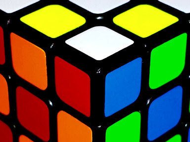 Se postula que el SARS-CoV-2 se acumula principalmente en el epitelio nasal (neurotropismo, conduce a la anosmia o pérdida de olfato) y en el tracto respiratorio inferior