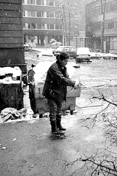 Residentes sitiados recogen leña durante el crudo invierno de 1992 durante el asedio de Sarajevo (detalle). Foto de Christian Maréchal