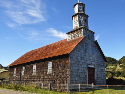 La penetración cultural a través de medios masivos, como la televisión, contribuye al deterioro simbólico del imaginario de Chiloé, debilitando la transmisión de sus saberes más antiguos