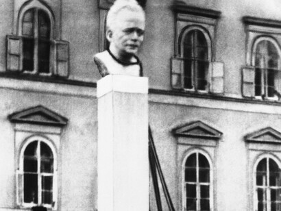 Nazi troops ready to pull down a bust of Austrian Chancellor Engelbert Dollfuss after the annexation of Austria by Nazi Germany in 1938 © AP