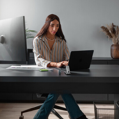 Trabajadora en una jornada laboral tradicional. A pesar de las dificultades como la conectividad y las diferencias horarias, los nómadas digitales han formado redes y eventos