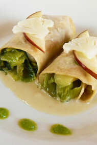 Cannelloni con farina di Grano Saraceno farciti con Scarola, Mele e Cavolfiore, guarniti con crema di Cannellini