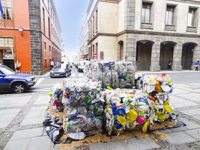 Zireja; La basura llega a la ciudad, 2014.
Instalación artística urbana hecha con los residuos generados por una persona durante todo un año