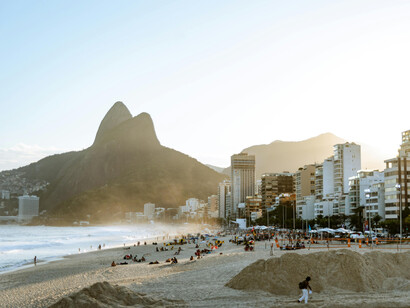 A memória da infância e a sensação de liberdade na praia de Ipanema, evocadas pela vista do mar, no Rio de Janeiro, Brasil