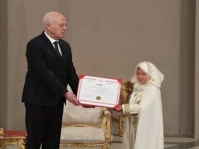 Kais Saied gives a prize to the veiled girls at the Palace of Carthage (Tunisia)
