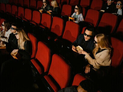 Les films sont meilleurs lorsqu'ils sont regardés avec des amis, ce sont les blagues, les commentaires et les réactions qui comptent